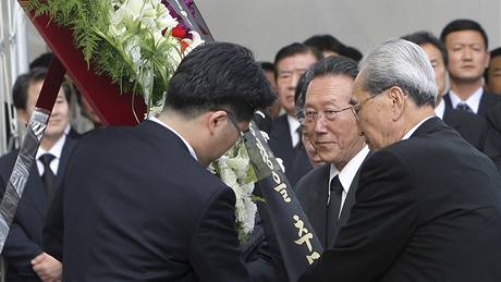 Severokorejská delegace vnovala památce Kim Te-dunga vnec se zdravicí Kim ong-ila (21. srpna 2009) 