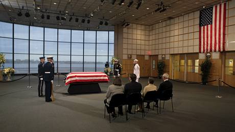 Rakev se zesnulým senátorem Edwardem Kennedym je vystavená v knihovn J. F. Kennedyho v Bostonu (28. srpna 2009)