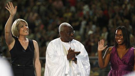 Vnuka Lutze Longe Julia-Vanessa Longová (vlevo) a vnuka Jesseho Owense Marlene Dortchová (vpravo). Uprosted prezident IAAF Lamine Diack 