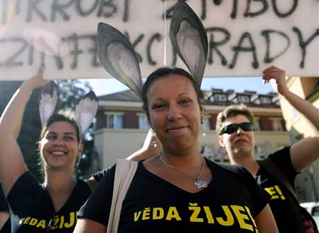 Vdci a jejich pznivci demonstrovali pi pleitosti diskuse o budoucnosti esk vdy. (31. srpna 2009)