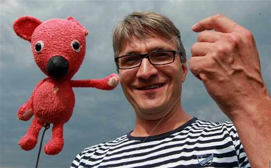 Jan Svěrák se svým aktuálním filmovým hrdinou, růžovým medvědem jménem Kuky.