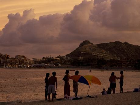 Lid sleduj s obavami mraky nad pl Cabo San Lucas v severozpadnm Mexiku (31.8.2009)