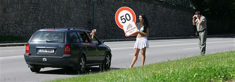 Na maximln povolenou rychlost upozorovaly v Jihlav idie netradin znaky.