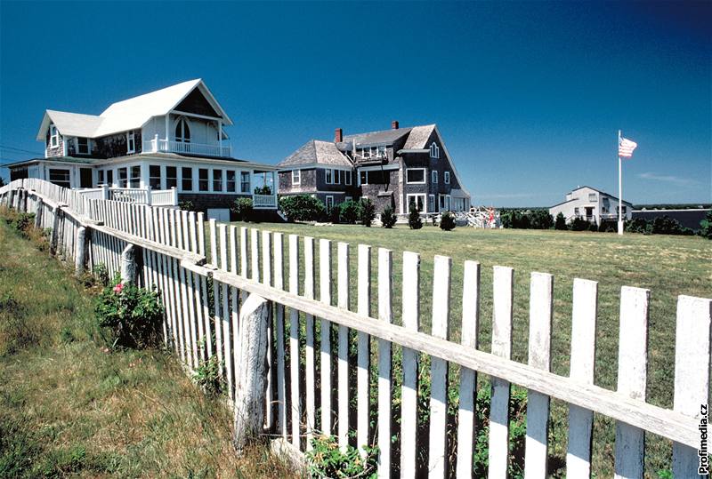 USA, Marthas Vineyard - Bohatí výletníci zde vlastní klimatizované domeky s...