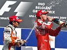 Velká cena Belgie: vítz Kimi Räikkönen (vlevo) slaví na pódiu s Giancarlem Fisichellou