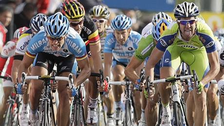 Vuelta 2009: závrený spurt v cíli druhé etapy vyhrál Gerald Ciolek (v modrém)