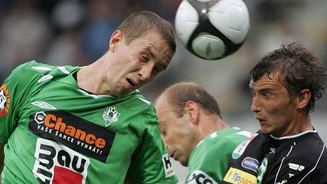 Jablonec - Píbram: obránce Tomá Huber (vlevo) v hlavikovém souboji s Markem Plailem 