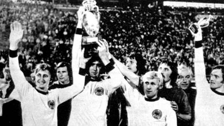 eskosloventí fotbalisté se v Blhrad radují z vítzství na ME 1976. Marián Masný je úpln vpravo.