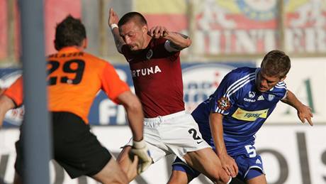 Olomouc - Sparta: Ka��áka brání p�ed Bla�kem �epka