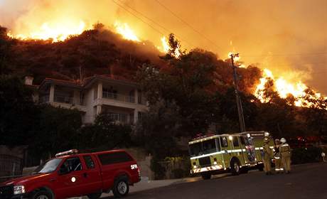 Do boje s ohnivým ivlem nasadily kalifornské úady 400 hasiských voz (1. 9. 2009)