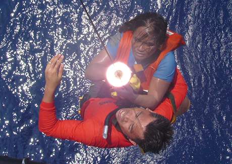 Záchraná vytahuje Filipínku po 30 hodinách v Tichém oceánu (8. 9. 2009)