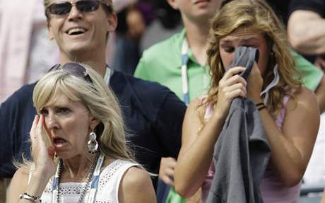 Matka Melanie Oudinov Leslie (vlevo) a sestra - dvoje Katherine se raduj z postupu Melanie do tvrtfinle US Open