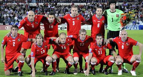 eská základní sestava ped loským zápasem na Slovensku. Na podzim v ní urit nebude zranný Sivok (horní ada druhý zleva) a také Grygera, Koller a Jankulovski, kteí v národním týmu skonili.