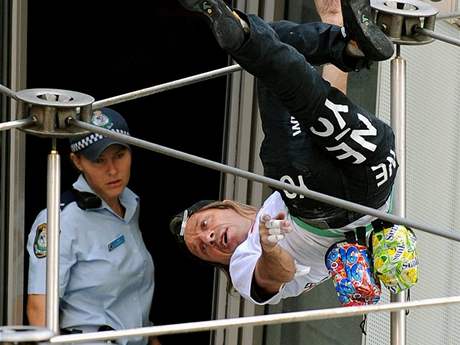Spiderman s policistkou pi výstupu v Sydney v ervnu 2009