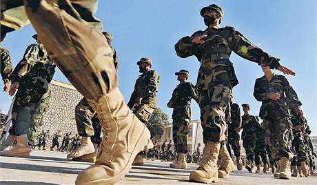 Rekruti Afghánské národní armády na cviiti. Vydrí jim bojový duch pes vycházky?