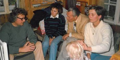 Zdeněk Rotrekl (druhý zprava) s manželi Kotrlými a sestrou faráře Františka Lizny, Černovice 1987