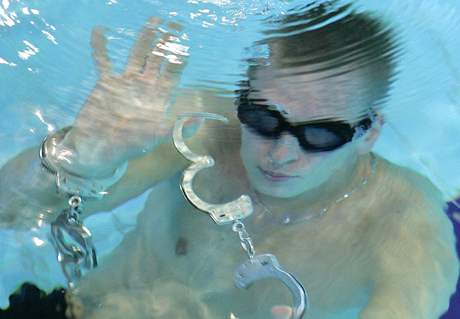 Kouzelnk Zdenk Brad pekonal rekord ve vyprotn se z pout pod vodou