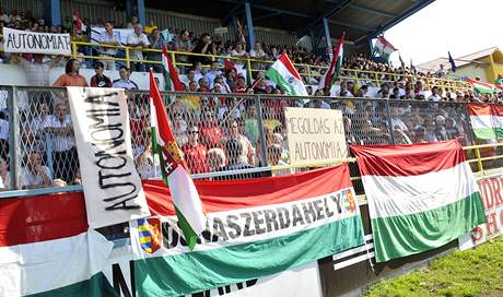 Na stadion v Dunajsk Stred pily tyi tiscovky Maar, nelb se jim slovensk jazykov zkon (1. z 2009)