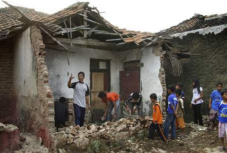 Zemtesen postihlo nejvce vesnice na zpad ostrova Jva (2. z 2009)