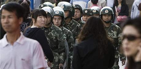 Ulice Urumi hlídají tisíce voják a policist (8. záí 2009)