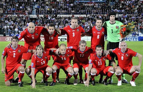 eská základní sestava ped loským zápasem na Slovensku. Na podzim v ní urit nebude zranný Sivok (horní ada druhý zleva) a také Grygera, Koller a Jankulovski, kteí v národním týmu skonili.