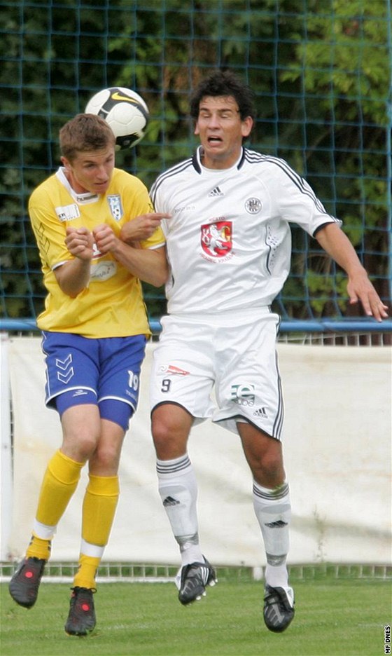 Vlaim - Hradec Králové: Daniel Nepor (vlevo) v souboji s Pavlem erným