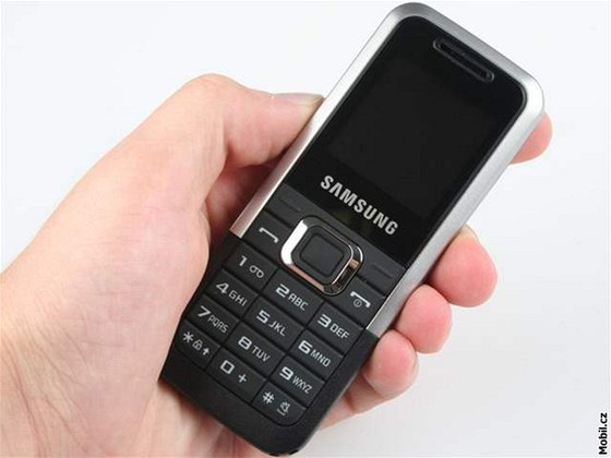 Pestoe Samsung E1120 nevsází na svj vzhled ale na nízkou cenu, nejde o ádné oklivé káátko.