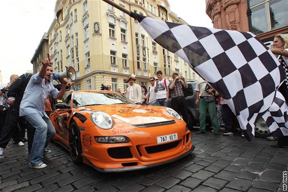 Start závodu luxusních vozů Diamond Race v Praze. (3. září 2009)