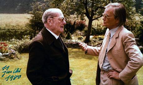 Carl Schmitt (vlevo) v den svých 92. narozenin hovoří se spisovatelem Rolfem Schroersem