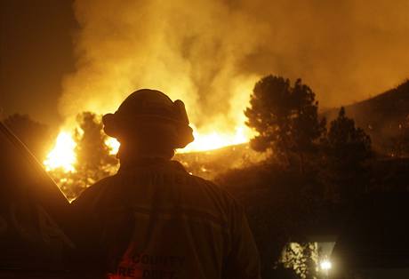 Boj s lesním požárem v kalifornii znesnadňuje velké suchu (1.9.2009)