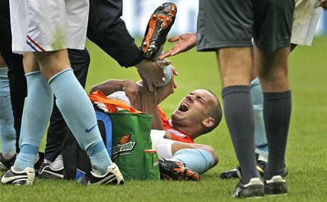 BOLESTIVÉ ZRANNÍ. Nizozemský fotbalista Wesley Sneijder se v bolestech svíjí na trávníku bhem pípravného utkání s Japonskem.