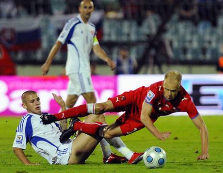 Slovensko - esko: Vladimr Weiss ml. (vlevo) a David Jarolm v tvrdm souboji