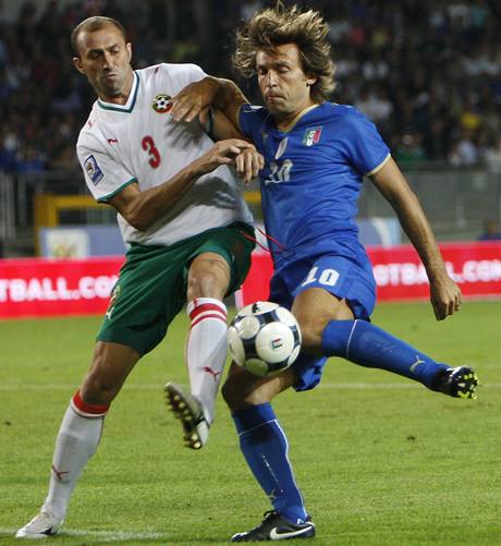 Itlie - Bulharsko: domc Andrea Pirlo (vpravo) v souboji s Iljanem Stojanovem