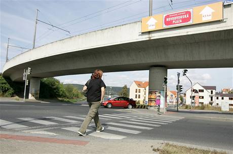 Tramvaje nemohou jezdit pes most v praskch Modanech, kter se vychlil o 20 centimetr. (7. z 2009)