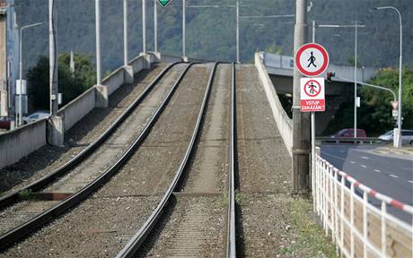 Tramvaje nemohou jezdit přes most v pražských Modřanech, který se vychýlil o 20 centimetrů. (7. září 2009)