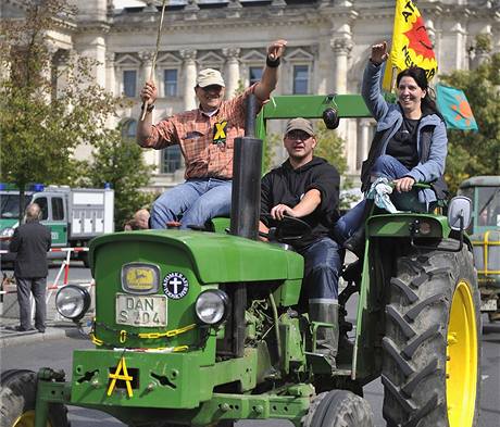 V Berln protestuj desetitisce odprc jadern energie. K Braniborsk brn se sjelo 300 traktor (5. z 2009)