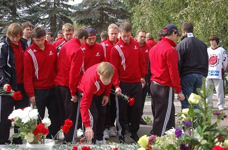 Hokejist Omsku u pomnku Alexeje erepanova. Nechybl ani Jaromr Jgr (vlevo)