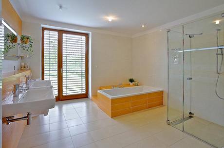 Koupelna rodi ct oranovo-bl barevn princip i istotu a jednoduchost tvar