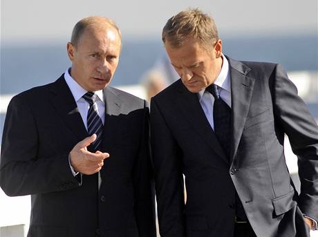 Na ceremonii k 70. vro zatku 2. svtov vlky dorazil i rusk premir Vladimir Putin (vlevo). S polskm premirem Donaldem Tuskem maj co probrat  (1. z 2009)