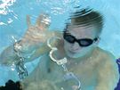 Kouzelník Zdenk Bradá pekonal rekord ve vyprotní se z pout pod vodou