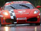 Ferrari víkend začal tréninkem za deště.