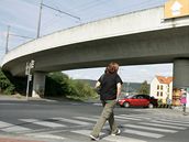 Most v praskch Modanech se vychlil o 20 centimetr. (7. z 2009)
