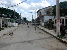 Po Kub na kole. V kad vesnici potkte spousty lid na ulici a pobhajc psy.