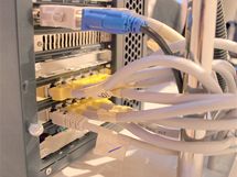 Deset monitor pipojench LAN kabely do switche v hlavnm (a jedinm) potai