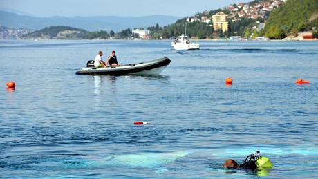 Potápi hledají na jezee Ochrid v Makedonii cestující z lodi, která se krátce pedtím potopila.