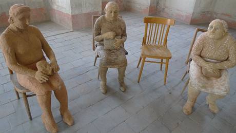 Severočeská galerie výtvarného umění v Litoměřicích; Hana Purkrábková (1936): Osoby sedící, 2007-2008, šamotová hlína a staré židle