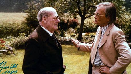Carl Schmitt (vlevo) v den svých 92. narozenin hovoí se spisovatelem Rolfem Schroersem