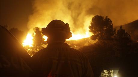 Boj s lesním požárem v kalifornii znesnadňuje velké suchu (1.9.2009)