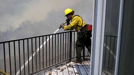Hasič bojuje s požárem na předměstí Los Angeles v La Crescentě (1.9.2009)