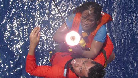 Záchraná vytahuje Filipínku po 30 hodinách v Tichém oceánu (8. 9. 2009)